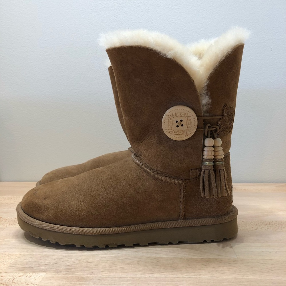 Ugg boots with button and leather tassel.